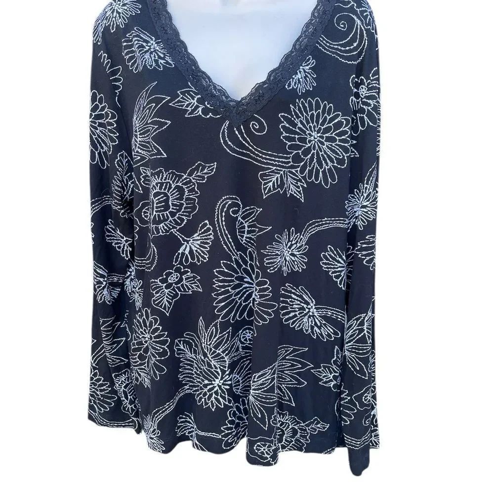 Chico's Black and White Floral Top Super Soft V-neck Long Sleeve